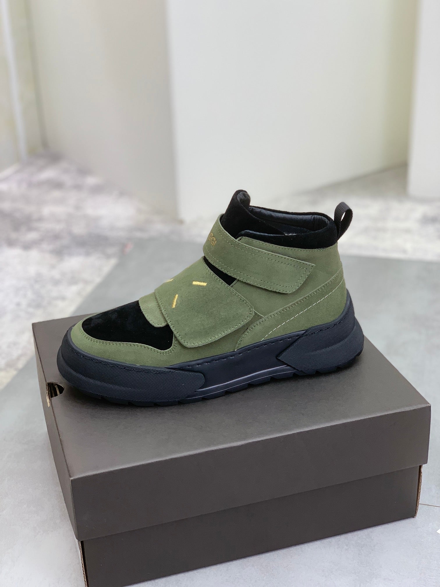 UGG Mid-Top Sneaker – Olive Suede | Velcro Strap & Shearling Lining | Sizes 39–44